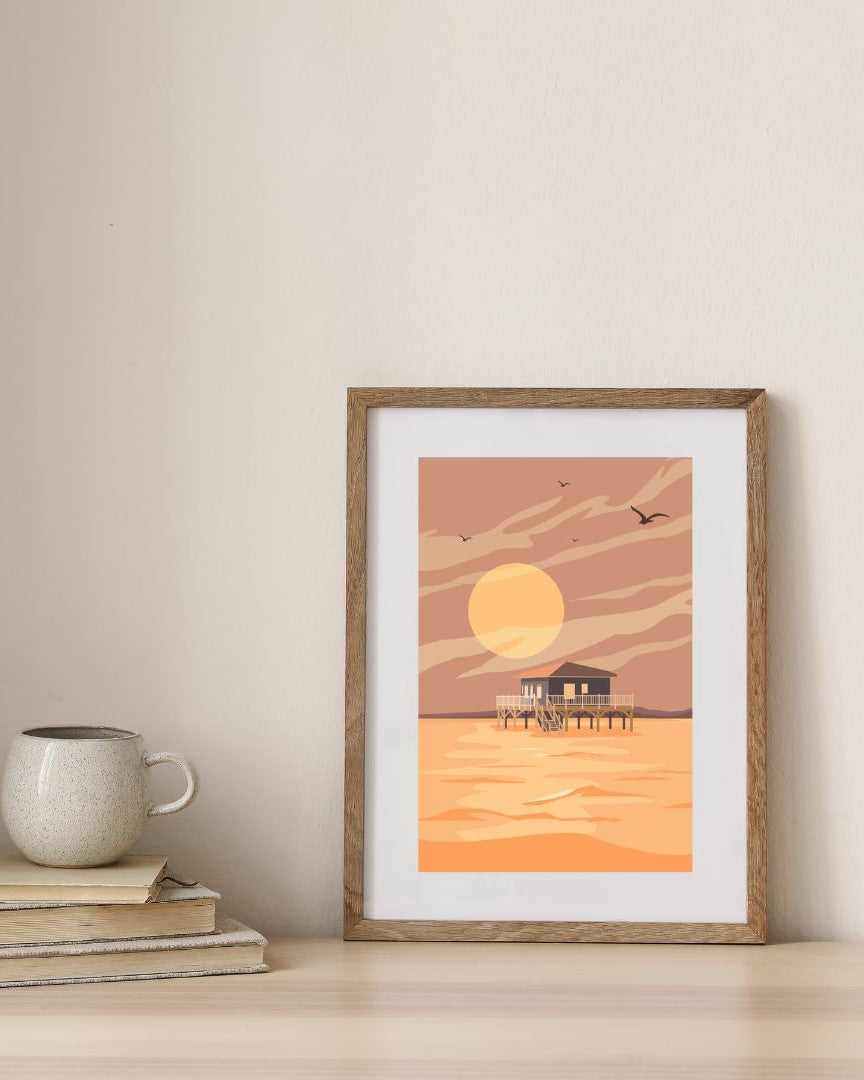 Affiche de la cabane tchanquée au coucher du soleil dans un cadre en bois, en décoration murale minimaliste.
