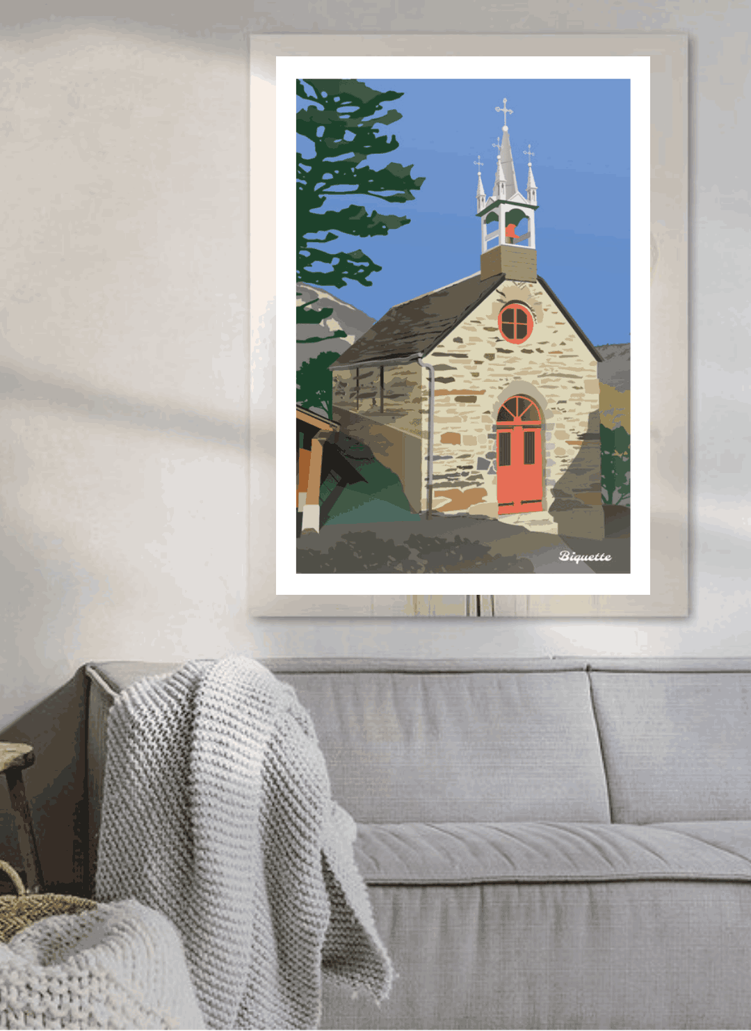 Illustration numérique de l'église de Tramezaygues dans les Pyrénées, mettant en scène son clocher-mur typique en pierre et son architecture romane. L'affiche offre une perspective sur les montagnes environnantes sous un ciel doux, mêlant héritage historique et style graphique moderne. Une décoration murale authentique pour les amoureux de la Vallée d'Aure.