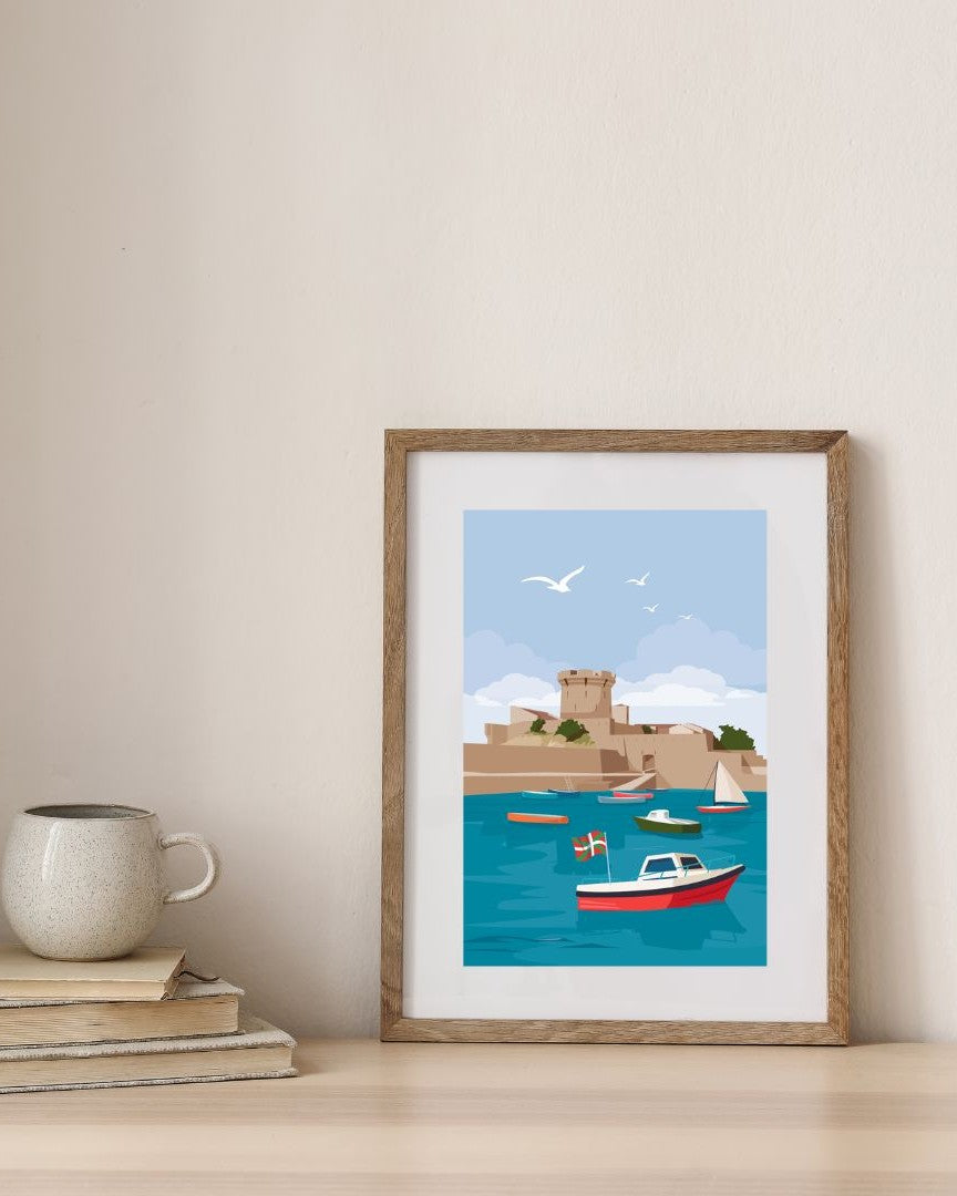 Affiche du Fort de Socoa avec un bateau, encadrée en bois dans un environnement minimaliste.
