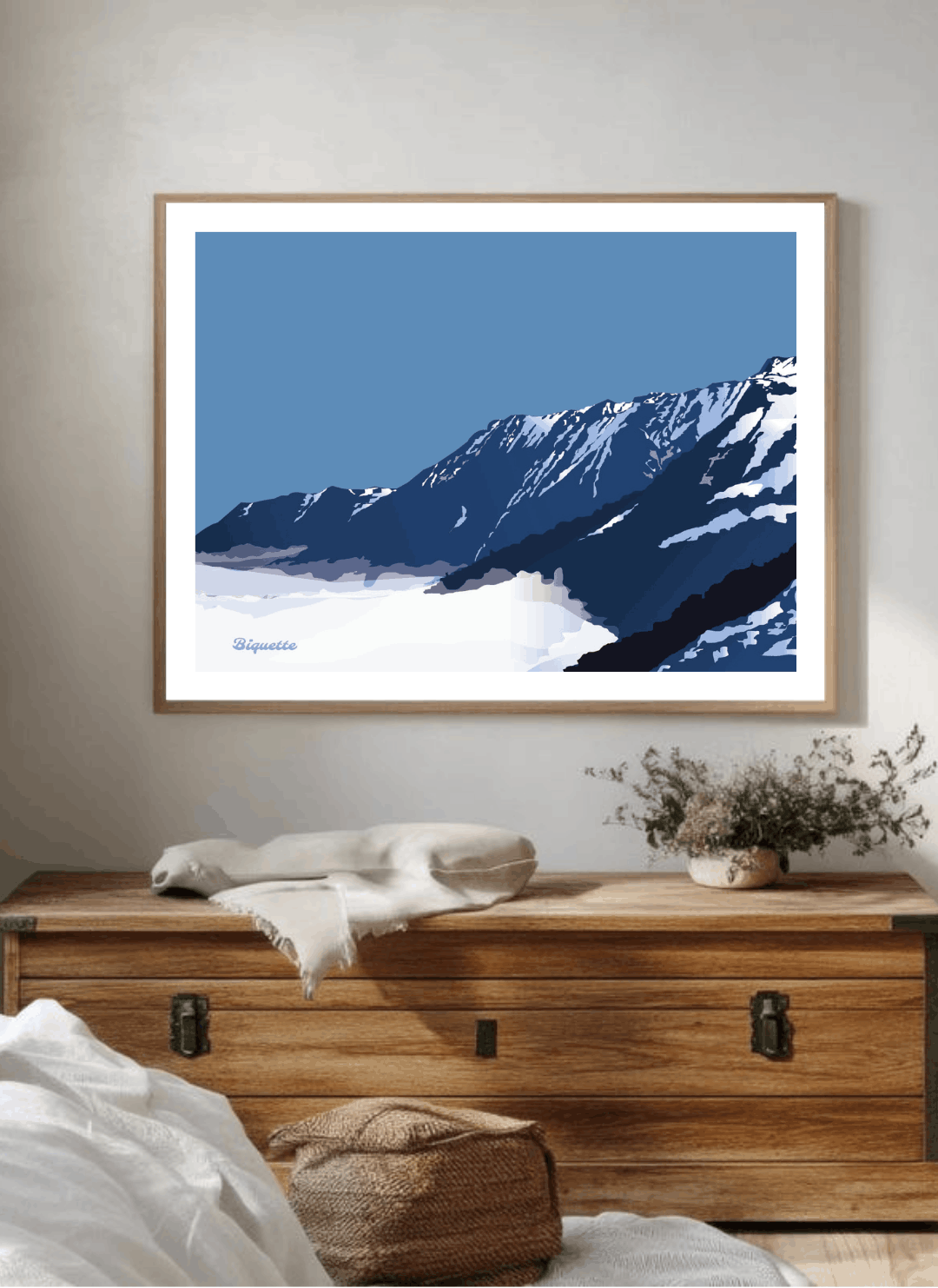 Affiche de voyage de la station de ski Piau-Engaly dans les Pyrénées. Illustration de style vintage moderne montrant les pistes enneigées et les sommets du Parc National des Pyrénées. Décoration murale d'hiver aux couleurs blanc et bleu pour intérieur chalet ou appartement de montagne.