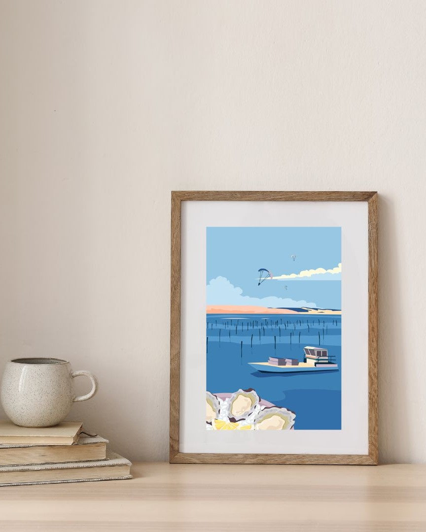 Affiche d'un parc ostréicole du Bassin d'Arcachon dans un cadre en bois, sur un mur minimaliste.