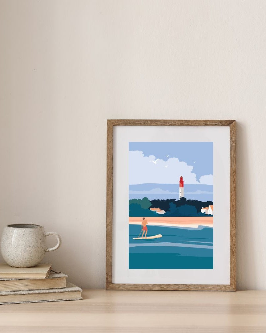 Affiche de la plage du Cap Ferret et son phare, encadrée en bois dans un environnement minimaliste.