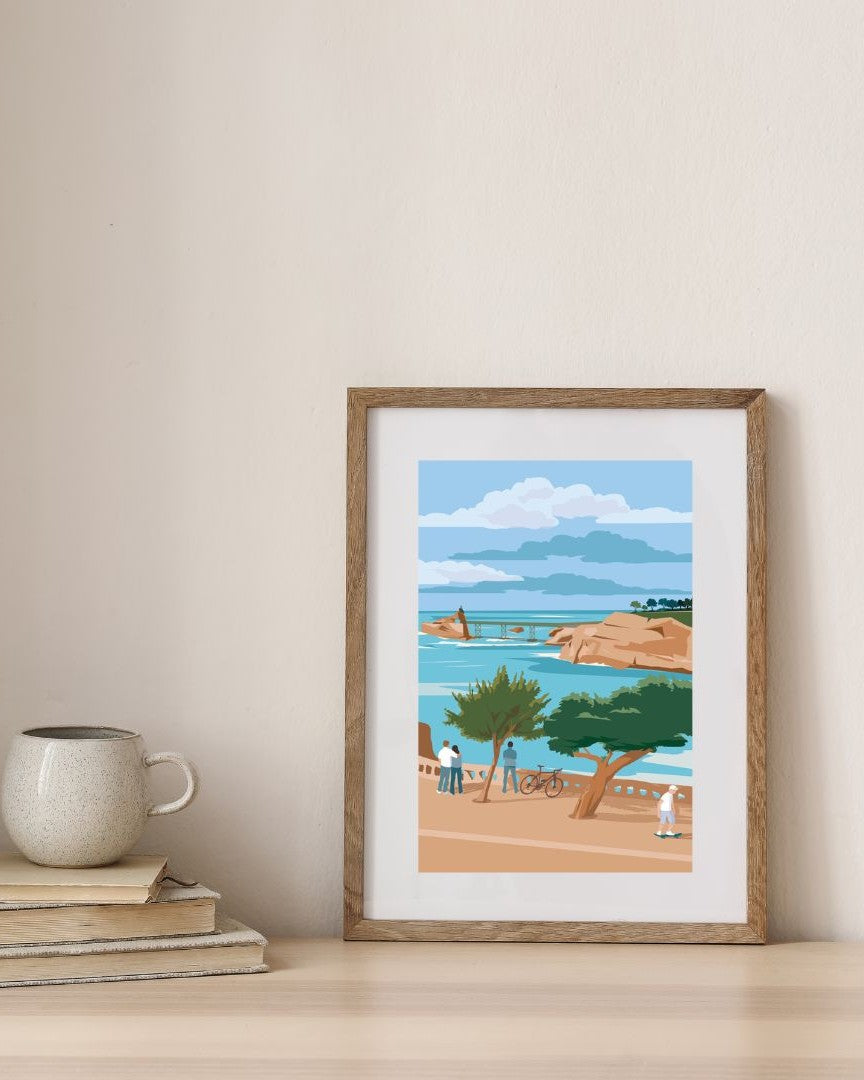 Affiche du Rocher de la Vierge à Biarritz dans un cadre en bois, en décoration murale minimaliste.