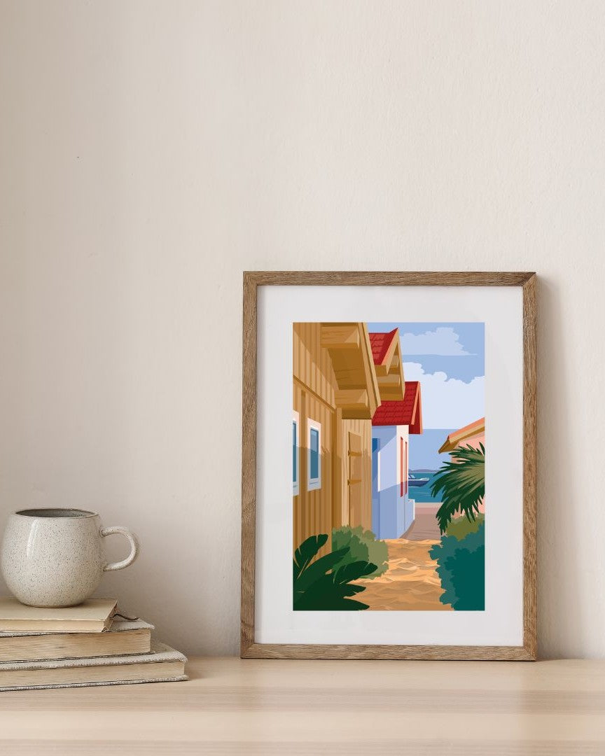 Alt : Affiche du village de l'Herbe avec ses cabanes ostréicoles, encadrée en bois dans un intérieur minimaliste.