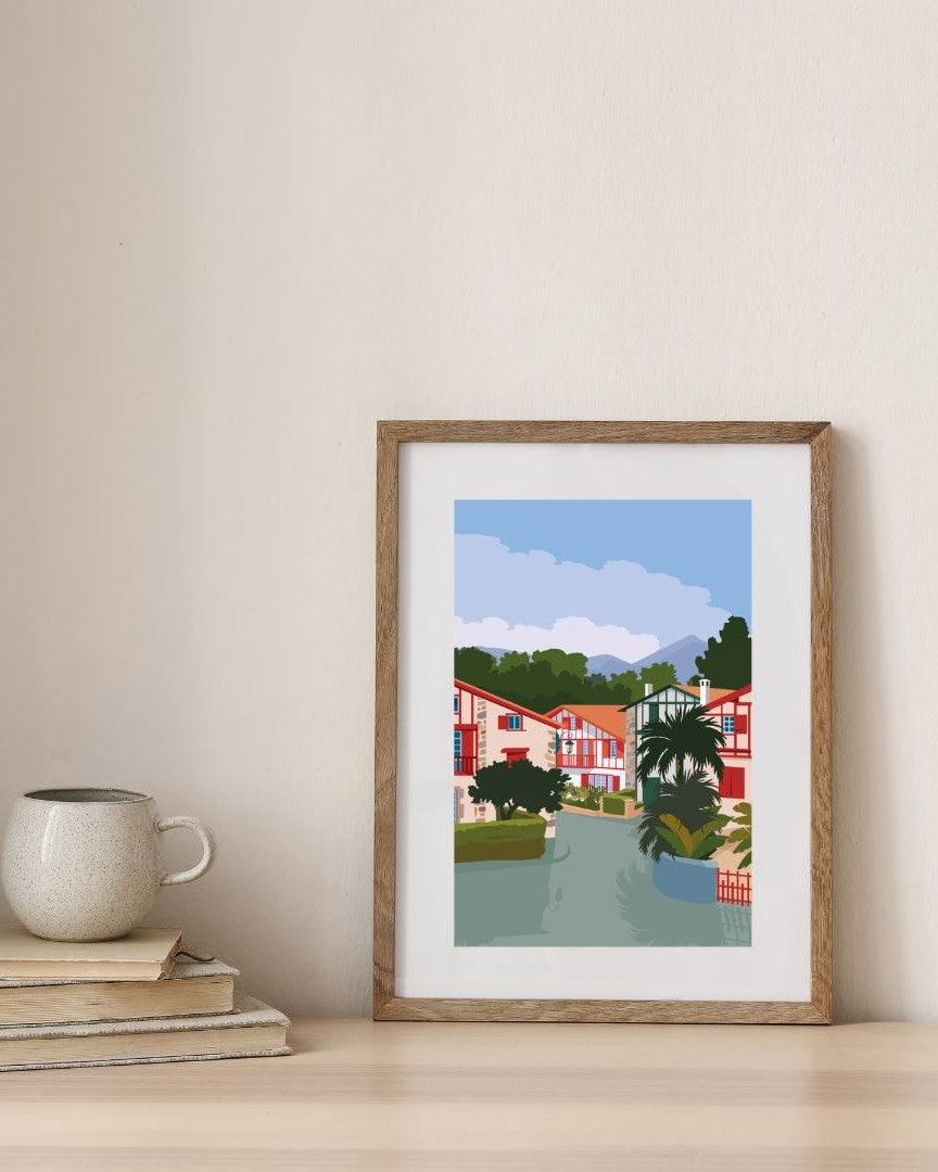 Affiche d'un village basque encadrée en bois, en situation de décoration minimaliste.