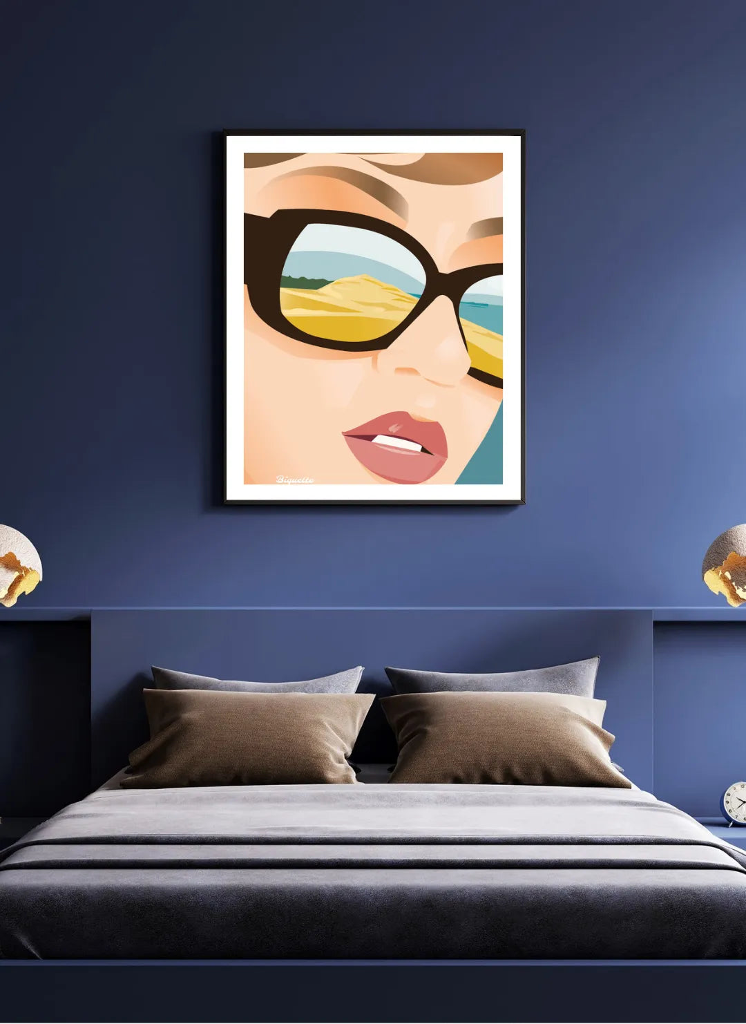 Décoration de chambre avec l'affiche Dune du Pilat encadrée en bois naturel, fixée sur un mur bleu marine au-dessus d'un lit pour une ambiance océanique et apaisante.