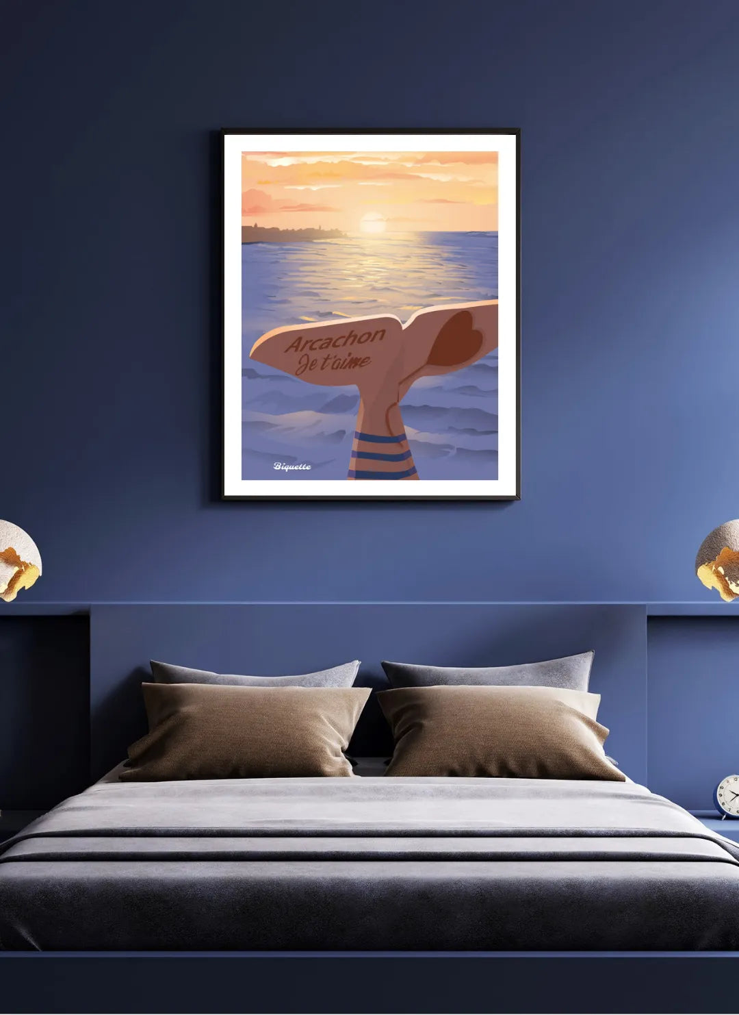 Affiche de la baleine d'Arcachon sous cadre noir, centrée au-dessus d'un lit dans une chambre aux murs bleu marine profond, créant une atmosphère nocturne et élégante.