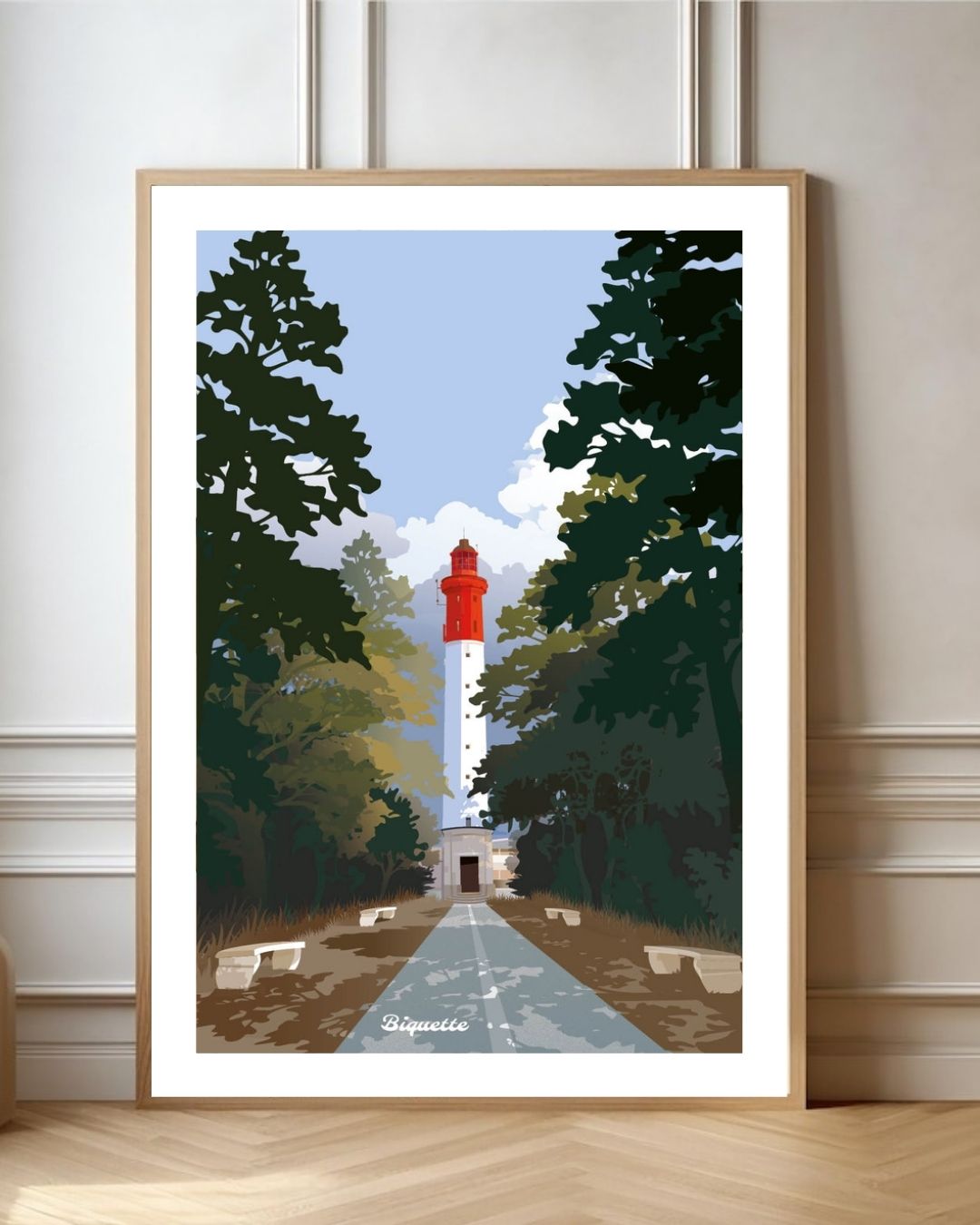 Grand cadre en bois clair avec l'illustration néo-rétro du Phare du Cap Ferret, mis en valeur contre un mur blanc à moulures classiques.