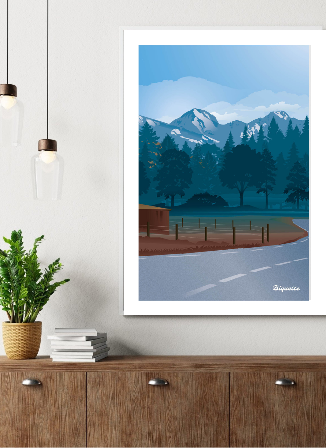 Cadre mural du lac de Loudenvielle posé sur un bureau en bois clair pour une ambiance zen.