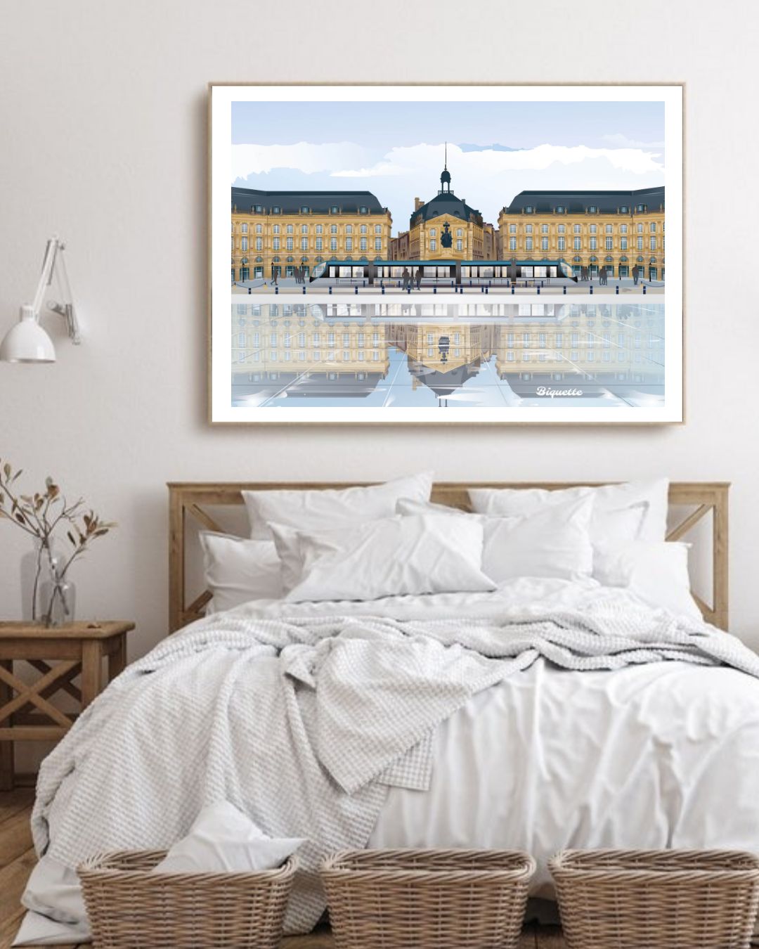 Affiche encadrée du Miroir d'Eau avec le reflet de la Place de la Bourse par Monsieur Biquette, suspendue dans une chambre claire au-dessus d'un lit.