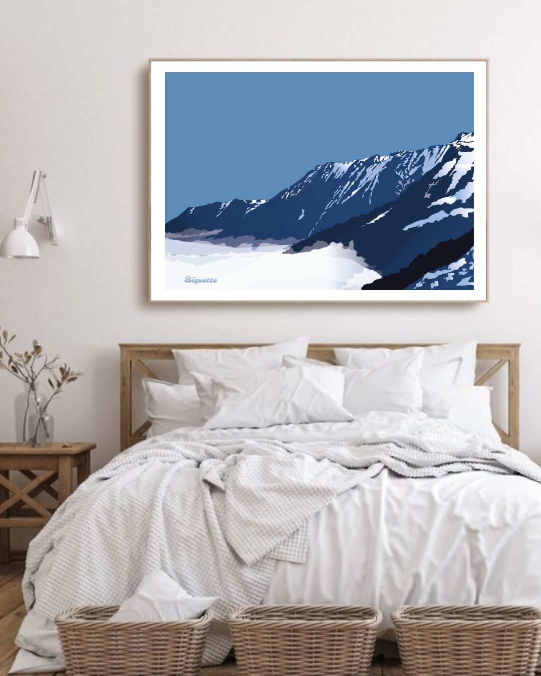 Affiche encadrée du sommet de montagne enneigé de Piau-Engaly par Monsieur Biquette, suspendue dans une chambre claire au-dessus d'un lit blanc.