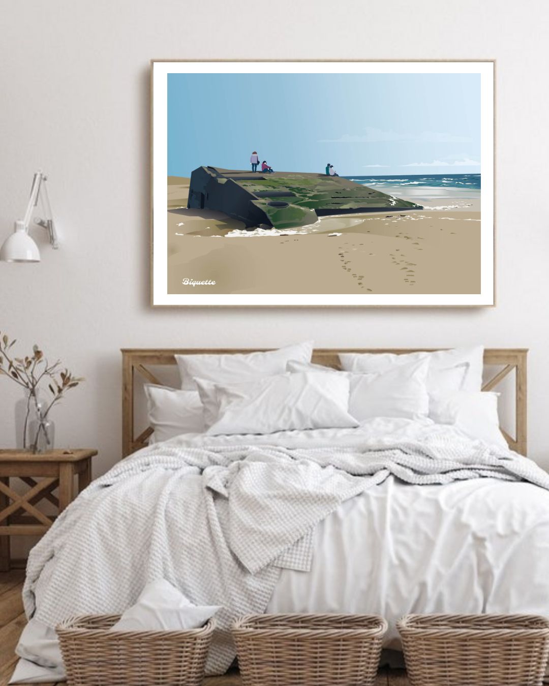 Affiche encadrée du blockhaus du Cap Ferret suspendue au-dessus d'un lit double dans une chambre lumineuse au style scandinave.