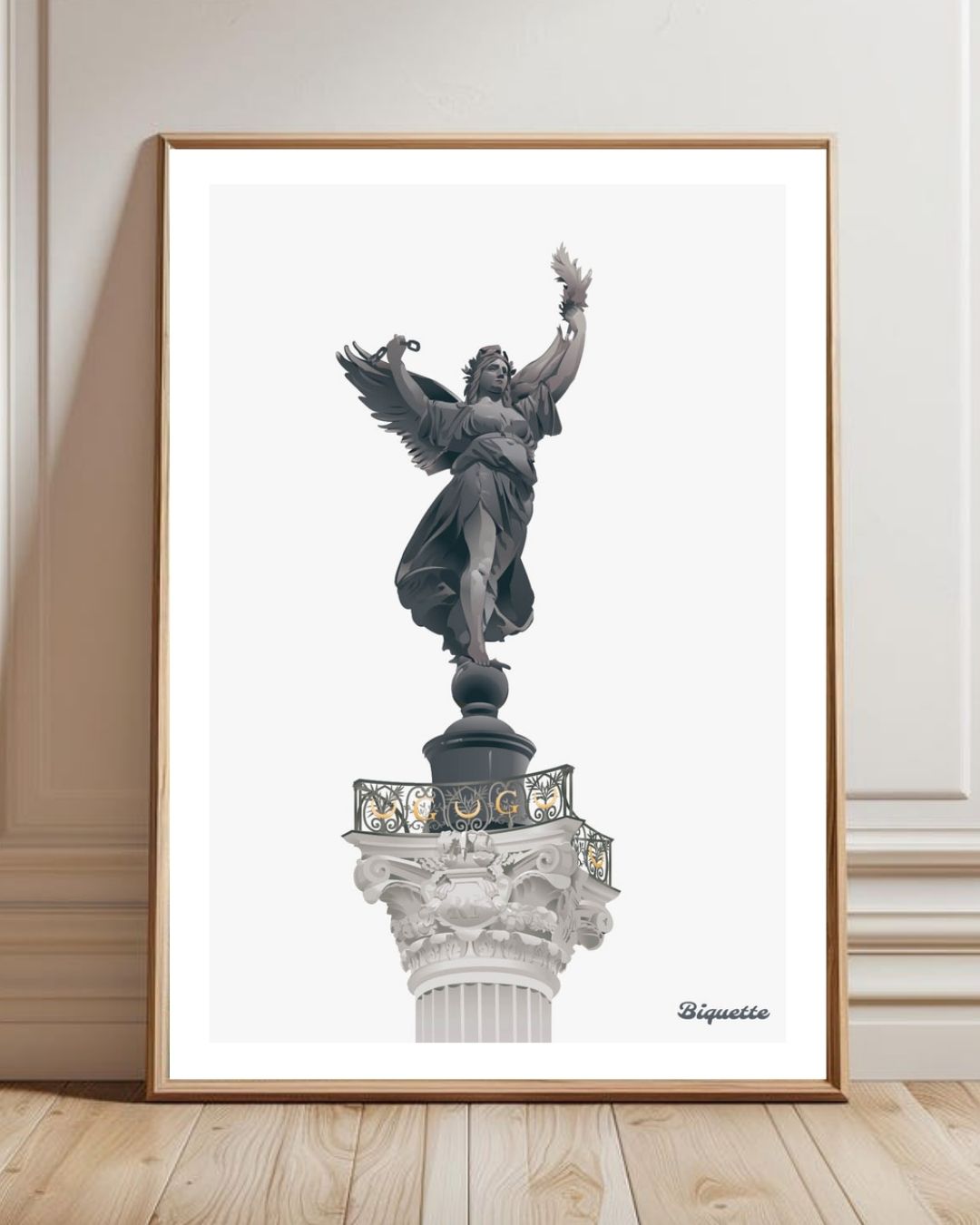 Grand cadre en bois clair posé au sol contre un mur à moulures, affichant l'illustration épurée du Monument aux Girondins de Bordeaux.