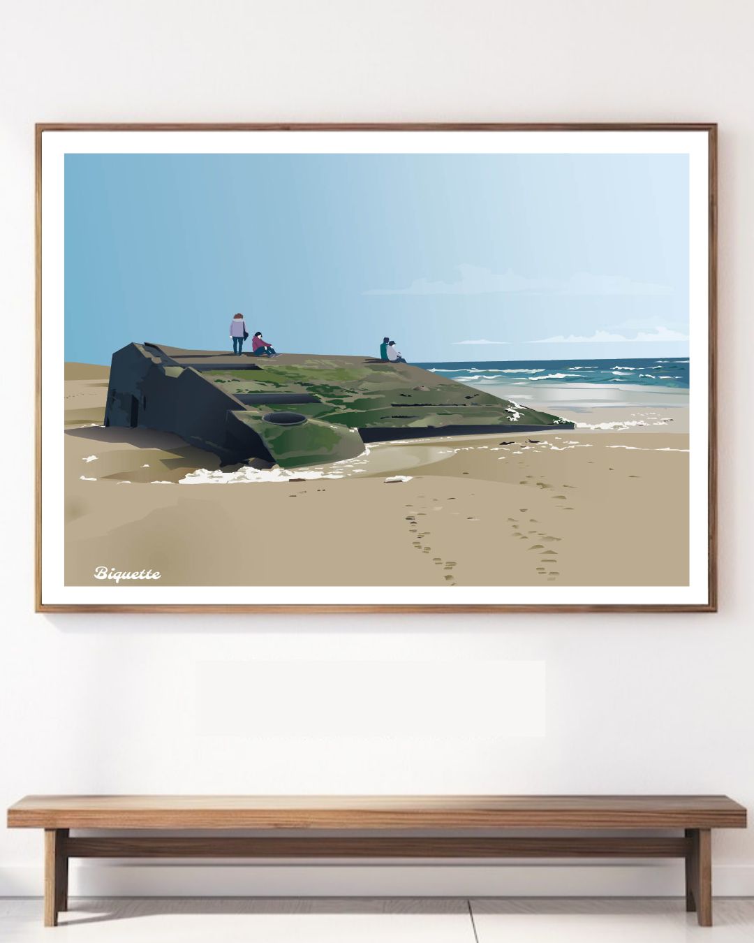 Grand cadre en bois avec l'illustration du blockhaus de plage Monsieur Biquette, posé au-dessus d'un banc en bois minimaliste.
