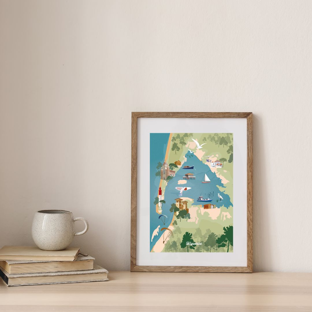 Affiche carte du Bassin d'Arcachon dans un cadre beige, exposée dans un intérieur au décor minimaliste. Décoration murale par Monsieur Biquette.