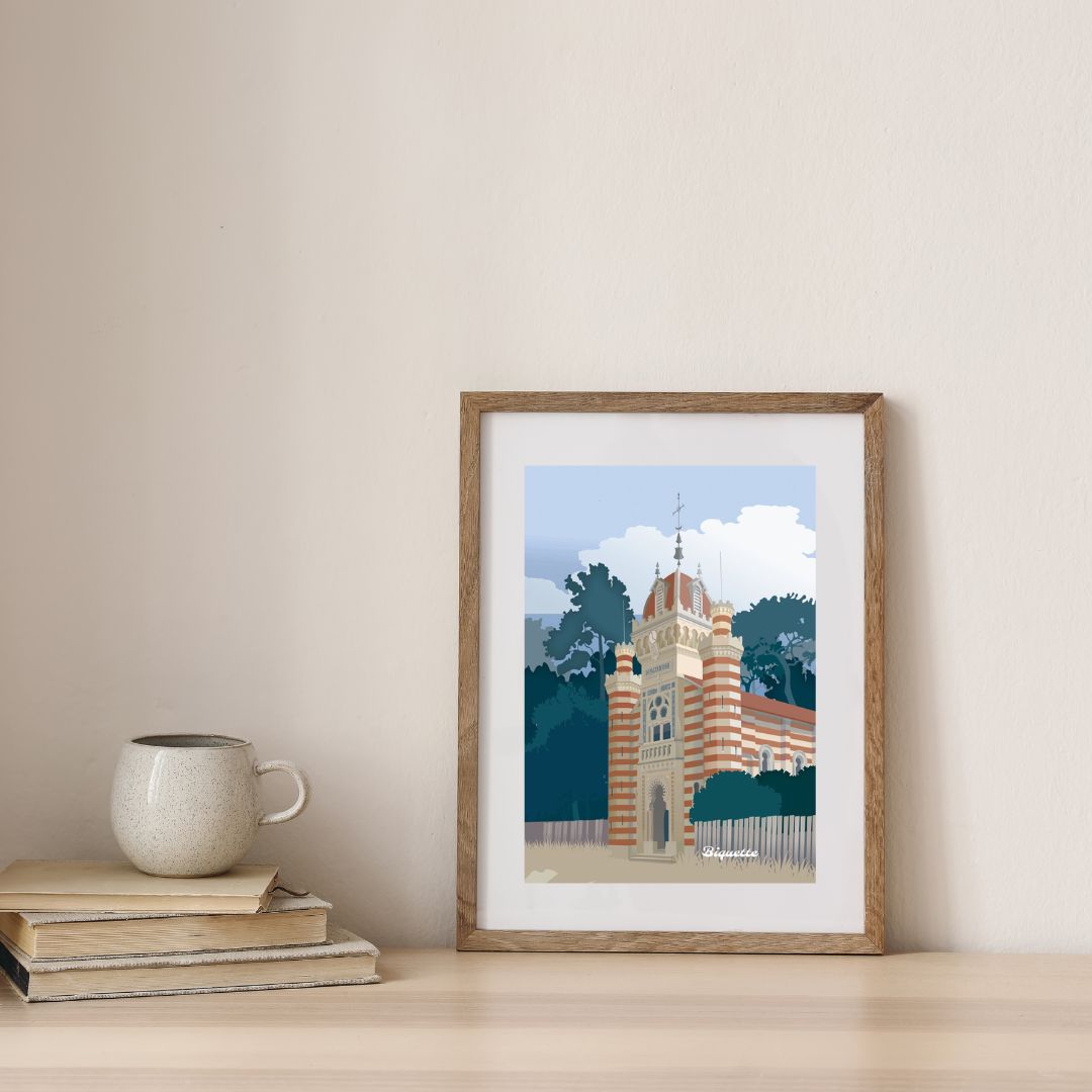 Affiche de la Chapelle de l'Herbe dans un cadre beige, exposée dans un intérieur au décor minimaliste. Décoration murale par Monsieur Biquette.