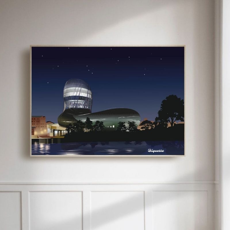 Maquette d'intérieur minimaliste montrant l'affiche de la Cité du Vin encadrée dans un cadre en bois, sur un mur crème.