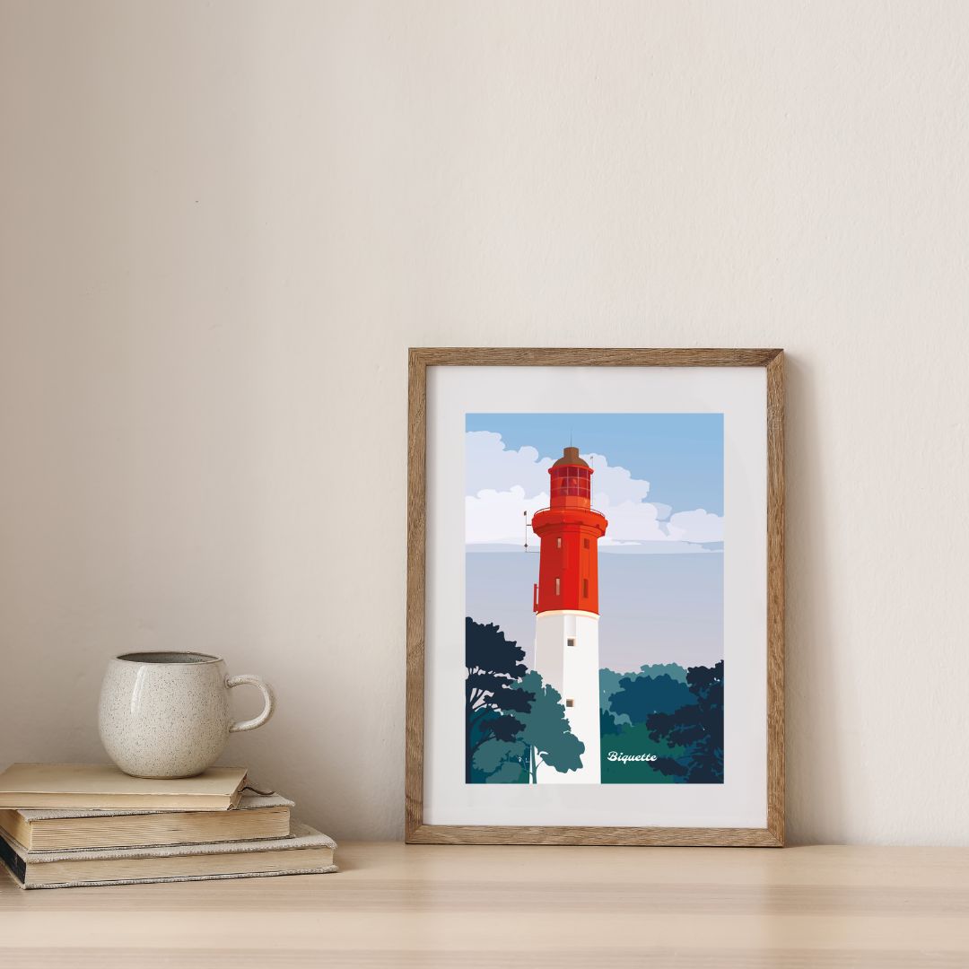 Affiche du Phare du Cap Ferret en vue aérienne dans un cadre beige, exposée dans un intérieur au décor minimaliste. Décoration murale par Monsieur Biquette.